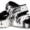 Crocs Classic Cozzzy Mermer Desenli Sandaletler “Siyah Beyaz” 207907