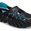 Crocs Echo Yansıtıcı Bağcıklı Terlik “Siyah Deniz Mavisi” 210004-001
