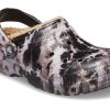 Crocs Klasik Çizgili Çamaşır Suyu Boyalı Terlik “Siyah Beyaz Bej” 207299-001