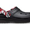 Crocs Klasik Çizgili Kamuflajlı Tığ Ayakkabısı “Siyah ve Kırmızı” 208047-063
