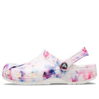 Crocs (WMNS) Klasik Tie Dye Grafik Tığ Ayakkabısı “Garnet ve Çok Renkli” 205453-6TS